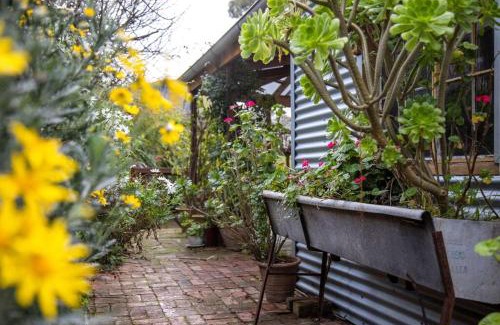 Bridgewater House | Smithy Cottage - Rustic 2 storey stone and iron cottage - near wineries - Hahndorf - nature