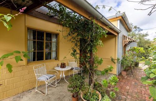 Bridgewater House | Smithy Cottage - Rustic 2 storey stone and iron cottage - near wineries - Hahndorf - nature