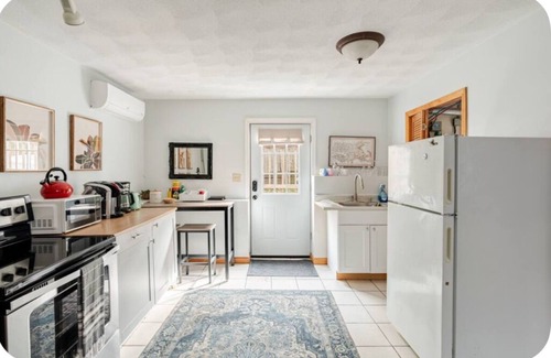 Beverly Apartment | Smoke FREE Studio- walk to beaches, downtown! 5 min drive to Historic Salem!