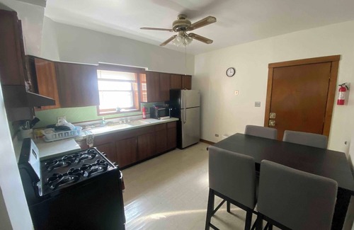 Brighton Park Apartment | Smokers Preferred-Spacious 3-bedroom apartment with WiFi, AC in awesome Chicago