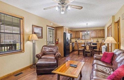 Pittman Center Cabin | Smoky Cove: Gorgeous, Pet Friendly Cabin located only 1 mile from Gatlinburg City limits!