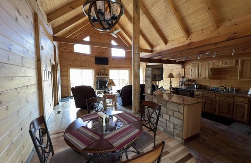 Beattyville Cabin | Sneaky Bear: Luxe lakeview cabin, caves, trails, fast WiFi @ BearTrackLake