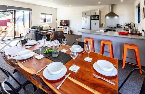 Ohakune House | SnoBox with Hot Tub - Sleeps 7 - Ohakune Holiday Home
