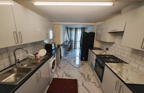 Slough Hotel | SnoozeDen Chalvey – Free Parking, Near M4 J6