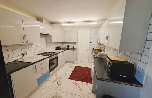 Slough Hotel | SnoozeDen Chalvey – Free Parking, Near M4 J6