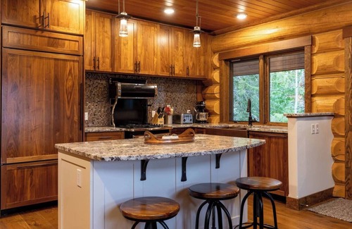 East Kootenay House | Snow Creek Cabin | Right on the Slopes | Hot Tub