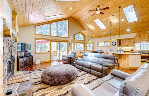 Tahoe Paradise House | Snowbird-friendly house with private hot tub, grill, and two gas fireplaces