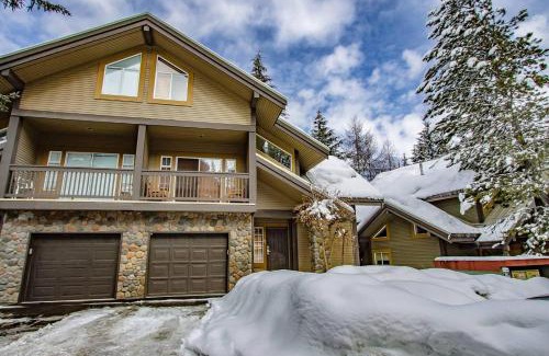 Blackcomb House | Snowy Creek 04 - Ski In Ski Out, Private Hot Tub, Short Walk to Whistler Village