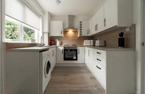 Tollcross House | Snug Modern Home in Eastern Glasgow