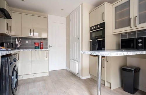 Uphall House | Snug Modern Home in Livingston
