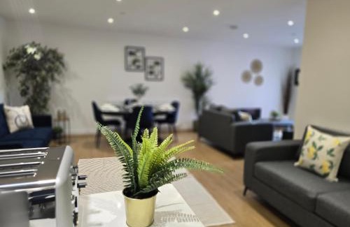Whyteleafe Apartment | Snuggle Inn Serviced Apartments, Great choice for large groups, Contractors, Business Executives and Family Vacations in the stunning valley of Surrey Hills, secure Private Parking, Offering Easy Train Access to London, Gatwick airport, M25