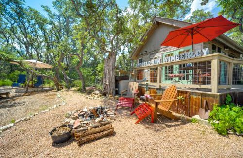 Wimberley Apartment | Snuggle Inn Wimberley Cabin with Fire Pit and Deck
