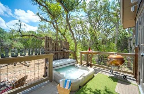 Wimberley Apartment | Snuggle Inn Wimberley Cabin with Fire Pit and Deck