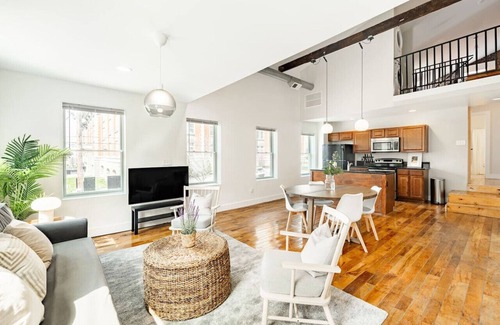 Pendleton Apartment | Soaring 2BR Parkside Loft