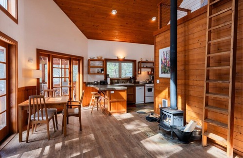Ashland Cabin | Soda Mountain Cabin w/Jacuzzi and Wood Stove at Green Springs Inn