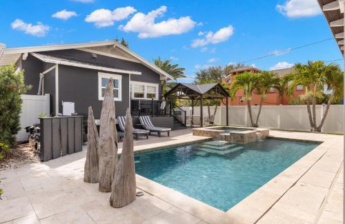 Courier City - Oscawana House | SoHo Serenity - Amazing Home with Private Pool & Hot Tub, SoHo District