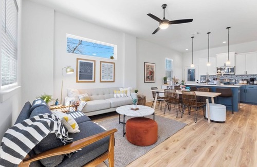 Montopolis House | Sol House . Sweet for Groups . 3 min to Airport