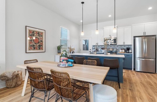 Montopolis House | Sol House . Sweet for Groups . 3 min to Airport