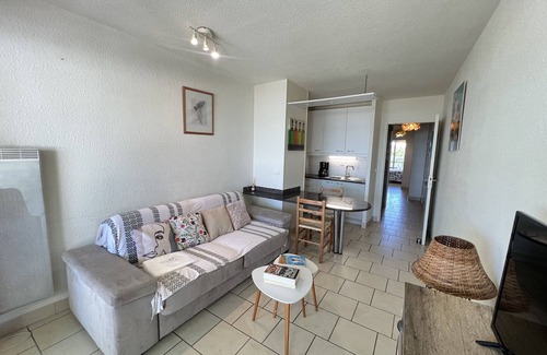 Montpellier Apartment | Sol-y-Days Escale, crossing apartment facing the sea