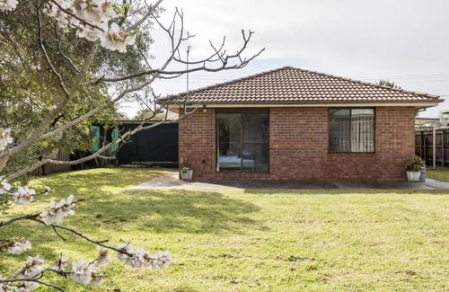 Dromana House | Solander's Retro Residence - By the Beach Group Stay