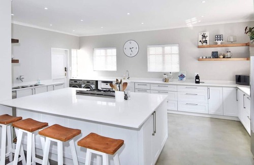 Greater Johannesburg Metropolitan Area Villa | SOLAR POWER, FIBRE, SECURE. Enjoy all city living can offer with a country feel.