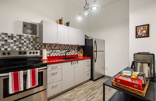 San Juan House | SOLAR POWERED- 3BR w/Kings + Yard, Porch & Grill. 6 Minute Walk to Beach & Eats
