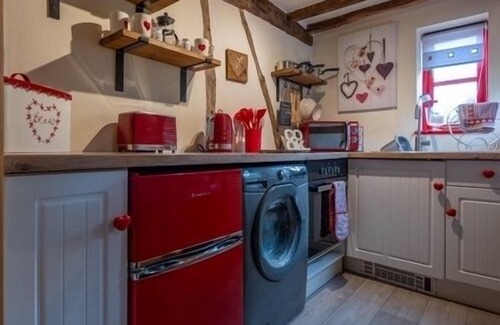 Madley Cottage | SOLDIERS COTTAGE, HEREFORDSHIRE A COSY COTTAGE, HOT TUB, PET FRIENDLY, GORGEOUS
