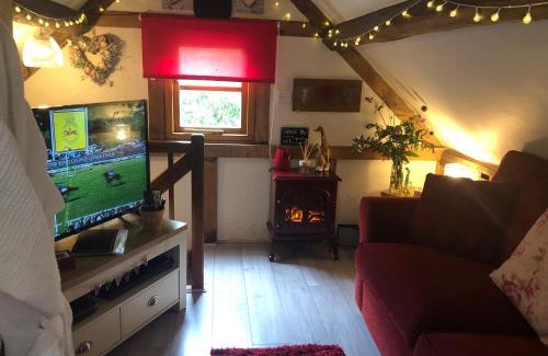 Madley Apartment | Soldiers Cottage, with HOT TUB, dog friendly, great views