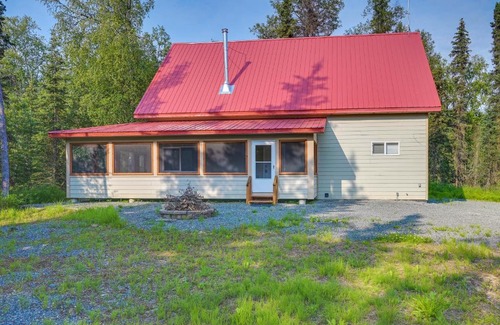Kalifornsky House | Soldotna Home with 2 Living Areas and Spacious Porch