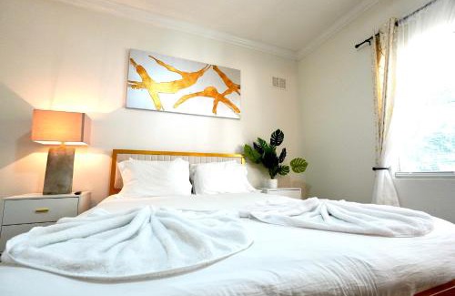Crescent Beach House | SōLE #2-Launch Views-2 min to BEACH-Relaxing 2 BR