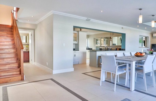Voelklip House | Somer Sout | Contemporary Villa with Splash Pool, Pizza Oven & Mountain Views near Langbaai