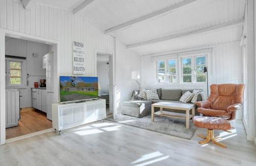Hojby House | Sommerhus i nærheden af strand og skov