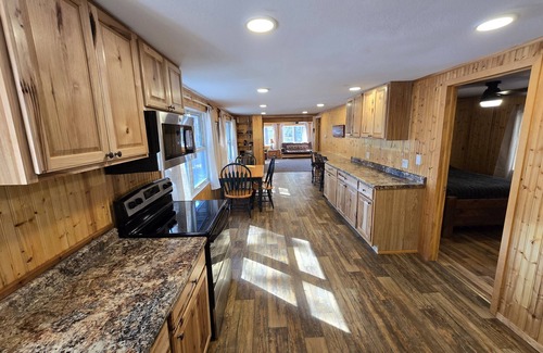 Tomahawk Cabin | Somo River Home - Fire Pit, Dog Friendly, W&D, Kayaks, Canoe