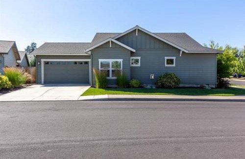 Old Farm District House | Sonata Getaway Pet friendly Near Old Mill District