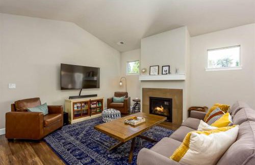 Old Farm District House | Sonata Getaway Pet friendly Near Old Mill District