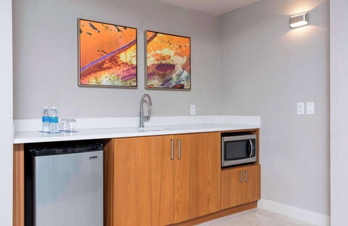 East Paris Hotel | Sonesta Hotel Grand Rapids Airport