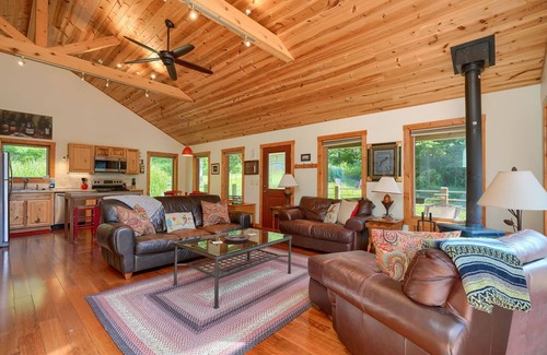 Laurelville Cabin | Songbird Cabin | Private Trails | Covered Hot Tub
