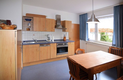 Bad Wildungen Apartment | Sonnige Ferienwohnung in Huddingen in Waldnähe