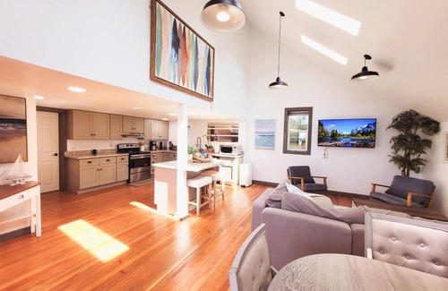 Old Town House | Sonoma Coast Retreat - Charming 2-bedroom house in tranquil Bodega Bay with WiFi