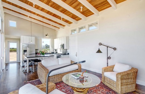 Vineburg House | Sonoma-Napa Wine Country retreat. Surrounded by vineyards, views, & privacy