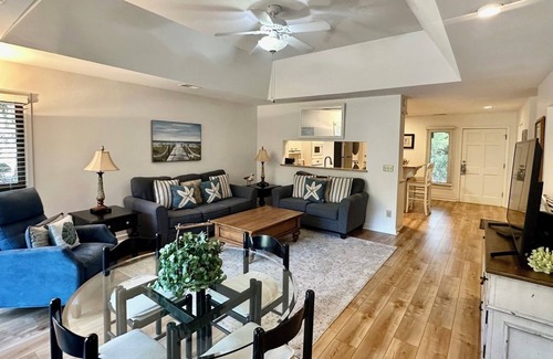 West Beach Cottage | Soothing Lagoon & Plush Greenery – Charming Greenslake Cottage