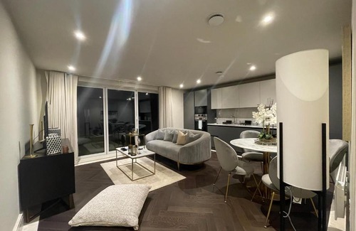 Chigwell Apartment | Sophisticated 1BR, 1 BA Chigwell Designer Flat CHCL F2