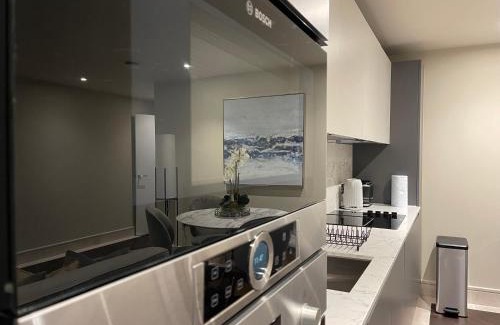 Chigwell Apartment | Sophisticated 1BR, 1 BA Chigwell Designer Flat CHCL F2