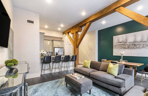 Lower Garden District Condo | ðSOPHISTICATED SOUTHERN STYLE DOWNTOWN! LG Living Area + Spacious Private Balcony! | The Pelican