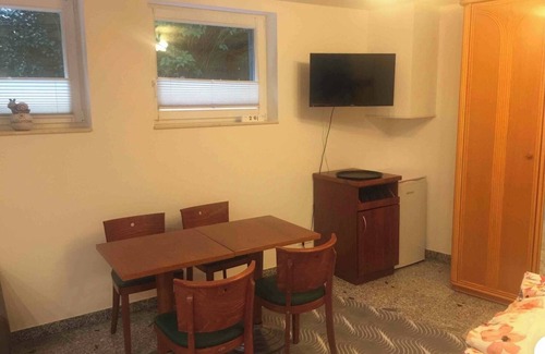 Roesrath Apartment | Souterrainzimmer im Grünen