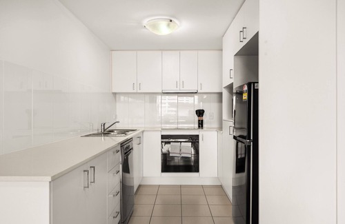 South Brisbane Apartment | South Brisbane 2BR Apt with Gym & Sauna Access