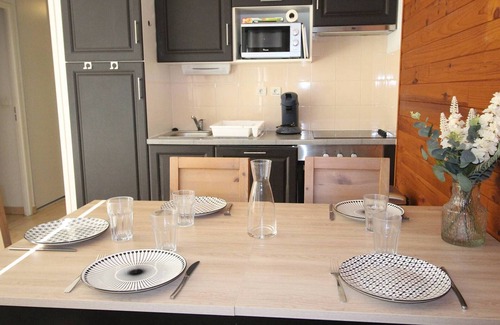 Saint-Mamet Apartment | South-facing 2BR with balcony, pool, parking, pets ok and wifi