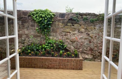 Dunbar House | South Lodge with Hot Tub
