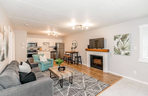 Collingwood Condo | South Wind - Modern Condo in Collingwood - Sleep 5