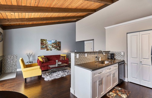 Tukwila Condo | Southcenter Condo in Great Location! ~ Minutes Away From Seattle And SeaTac